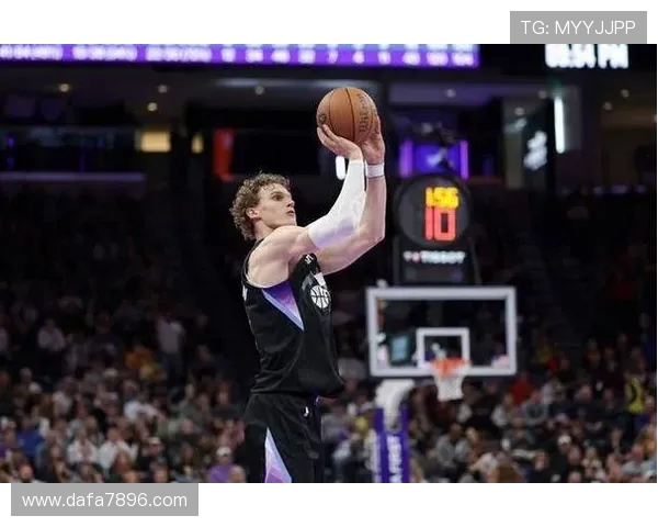 活塞半场领先爵士一分 坎宁安11分13助乔治20分火力全开